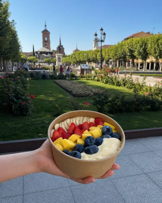 Disfrutando un bowl al aire libre